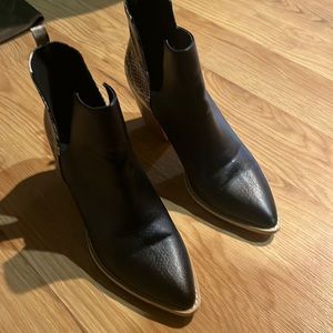 91/2 boots with animal print in the back